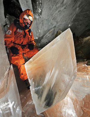 огромный кристалл в пещере